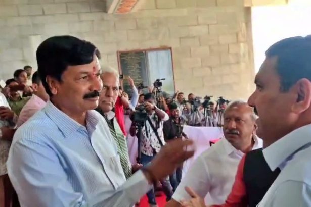 ಶಾಸಕ ರಮೇಶ್ ಜಾರಕಿಹೊಳಿ ಹಾಗೂ ರಾಜ್ಯಾಧ್ಯಕ್ಷ ಬಿ. ವೈ. ವಿಜಯೇಂದ್ರ ಮುಖಾಮುಖಿ