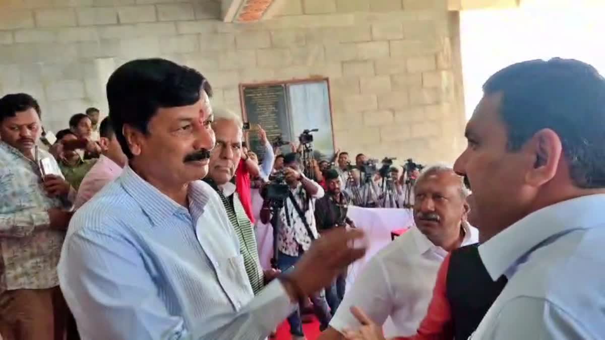 ಶಾಸಕ ರಮೇಶ್ ಜಾರಕಿಹೊಳಿ ಹಾಗೂ ರಾಜ್ಯಾಧ್ಯಕ್ಷ ಬಿ. ವೈ. ವಿಜಯೇಂದ್ರ ಮುಖಾಮುಖಿ