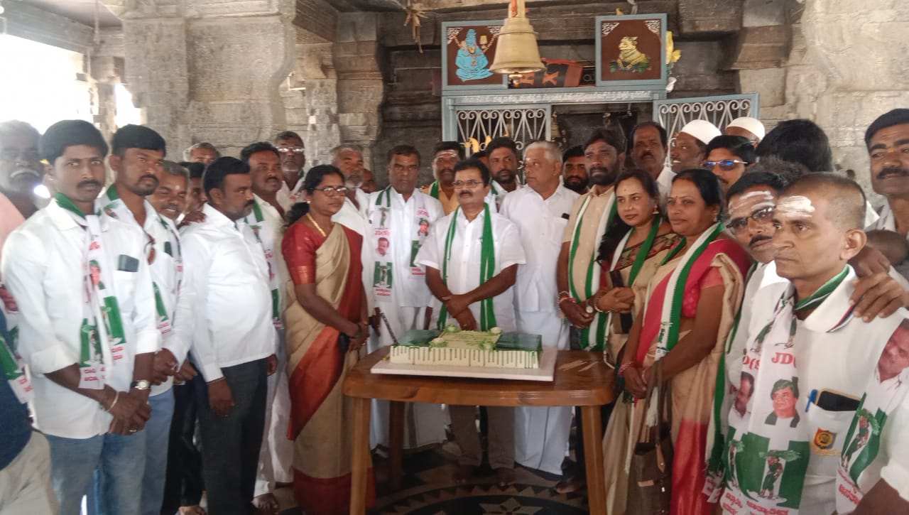 ಕುಮಾರಸ್ವಾಮಿ ಹುಟ್ಟು ಹಬ್ಬದ ಅಂಗವಾಗಿ ಜೆಡಿಎಸ್ ಮುಖಂಡ ರವೀಂದ್ರಪ್ಪ ನೇತೃತ್ವದಲ್ಲಿ ವಿಶೇಷ ಪೂಜೆ