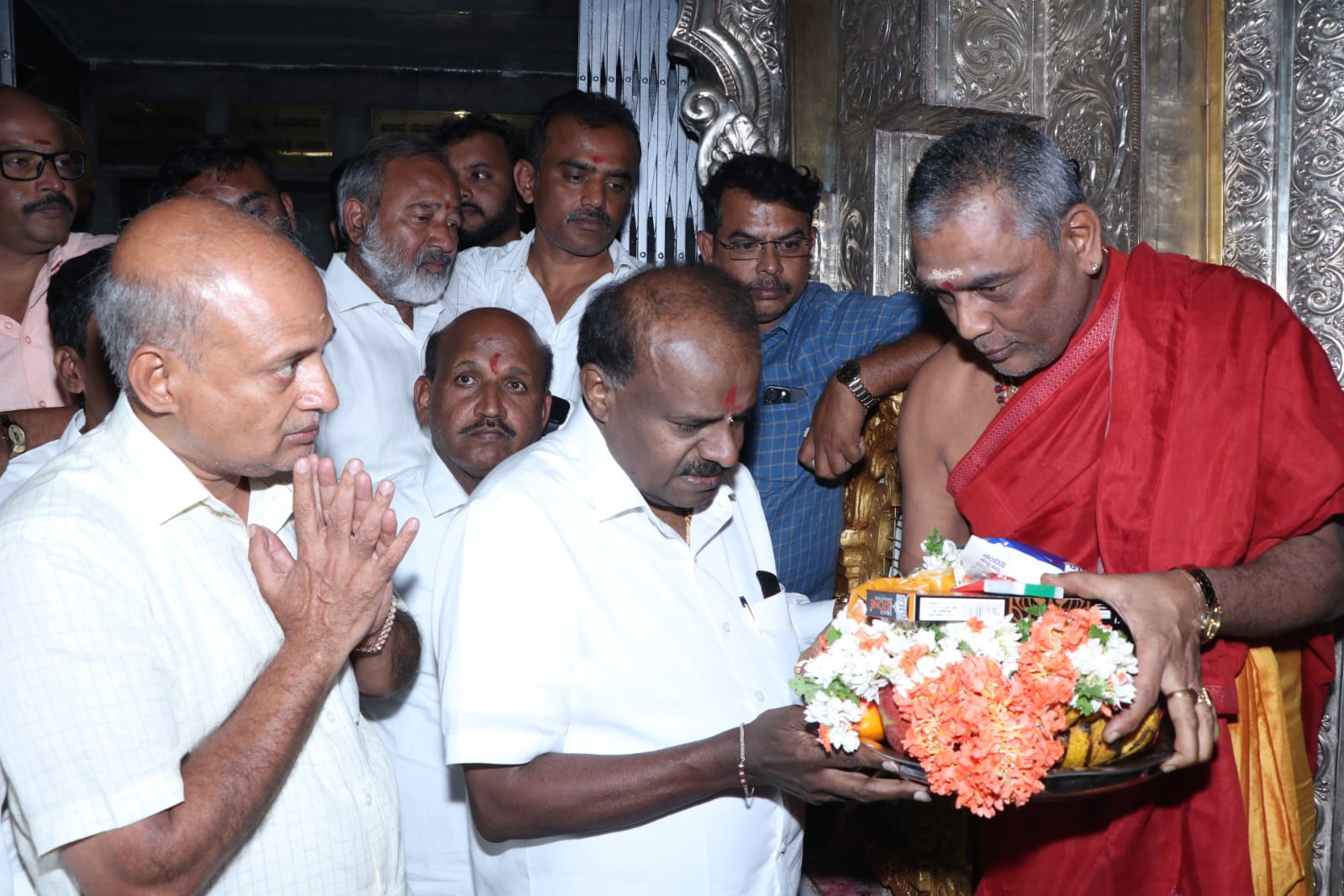 ಚಾಮುಂಡೇಶ್ವರಿ ಅಮ್ಮನವರ ದರ್ಶನ ಪಡೆದ ಕುಮಾರಸ್ವಾಮಿ