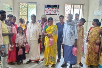 ಧರ್ಮಪುರ ಆಸ್ಪತ್ರೆ ರೋಗಿಗಳಿಗೆ ಹಣ್ಣು, ಹಾಲು, ಬ್ರೆಡ್ ವಿತರಿಸಿದ ಕುಮಾರಸ್ವಾಮಿ ಅಭಿಮಾನಿಗಳು