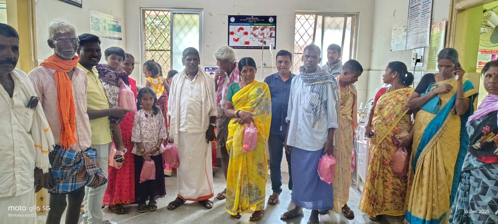 ಧರ್ಮಪುರ ಆಸ್ಪತ್ರೆ ರೋಗಿಗಳಿಗೆ ಹಣ್ಣು, ಹಾಲು, ಬ್ರೆಡ್ ವಿತರಿಸಿದ ಕುಮಾರಸ್ವಾಮಿ ಅಭಿಮಾನಿಗಳು