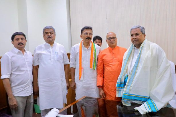 ಮುಖ್ಯಮಂತ್ರಿ ಭೇಟಿ ಮಾಡಿ ಕಾರ್ಯಕ್ರಮಕ್ಕೆ ಆಹ್ವಾನಿಸಿದ ಶಿವಗಿರಿ ಸಂಸ್ಥಾನದ ಸ್ವಾಮೀಜಿ