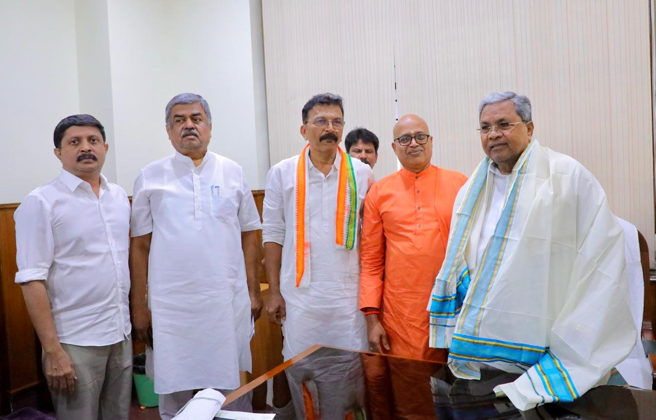 ಮುಖ್ಯಮಂತ್ರಿ ಭೇಟಿ ಮಾಡಿ ಕಾರ್ಯಕ್ರಮಕ್ಕೆ ಆಹ್ವಾನಿಸಿದ ಶಿವಗಿರಿ ಸಂಸ್ಥಾನದ ಸ್ವಾಮೀಜಿ