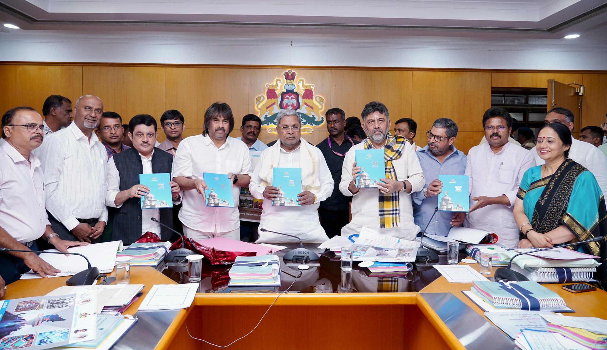 ಹೊಸ ವರ್ಷದ ಕ್ಯಾಲೆಂಡರ್ ಬಿಡುಗಡೆ ಮಾಡಿದ ಸಿಎಂ-ಡಿಸಿಎಂ