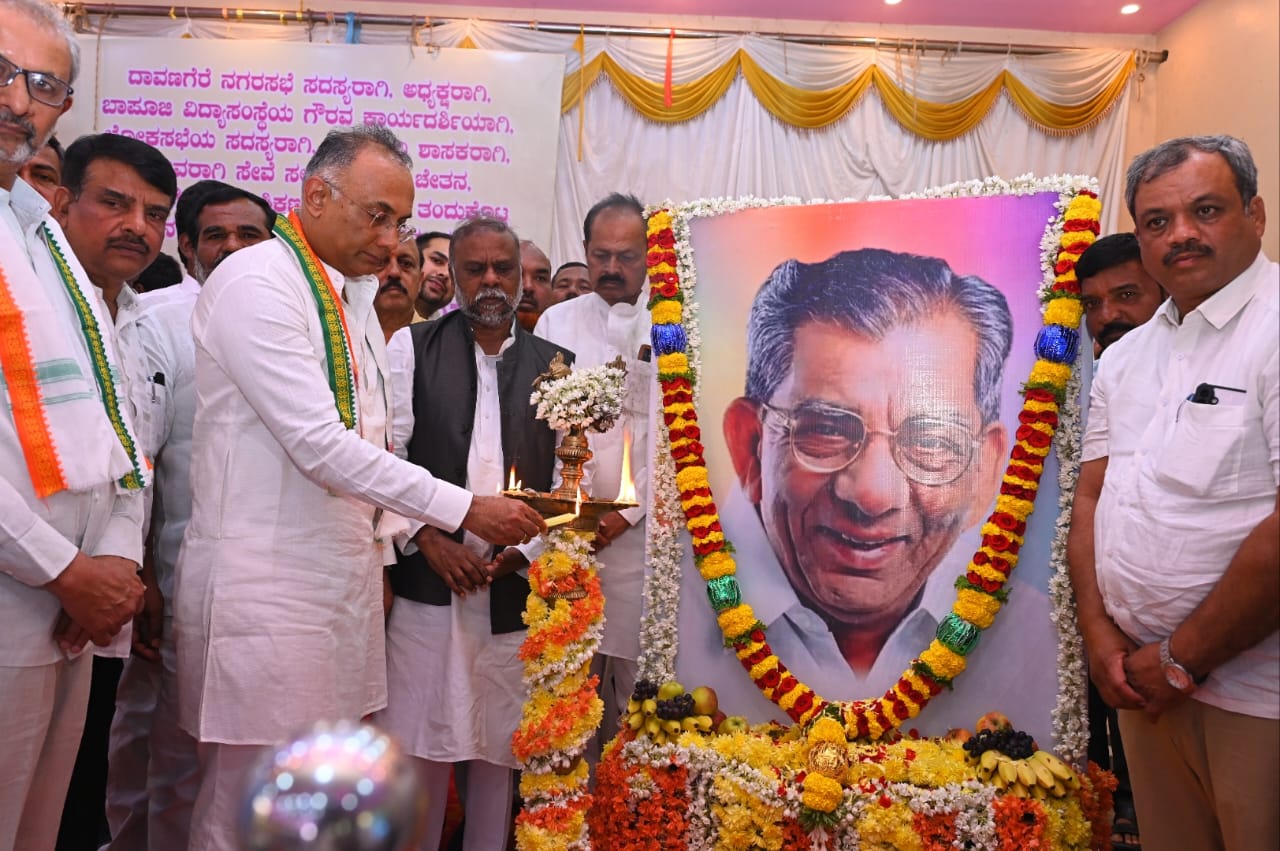 ದಾವಣಗೆರೆ ಅಭಿವೃದ್ಧಿಗೆ ಶಾಮನೂರು ಕೊಡುಗೆ ಅಪಾರ; ಸಚಿವ ದಿನೇಶ್ ಗುಂಡೂರಾವ್