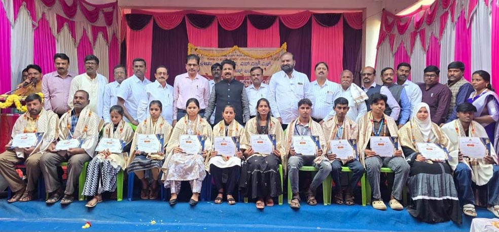 ನೂರಷ್ಟು ಫಲಿತಾಂಶ ಪಡೆಯಲು ಉಪನ್ಯಾಸಕರು ಶ್ರಮಿಸಿ ವಿದ್ಯಾರ್ಥಿಗಳ ಭವಿಷ್ಯಕ್ಕೆ ದಾರಿದೀಪ ಆಗಬೇಕು: ರಘುಮೂರ್ತಿ