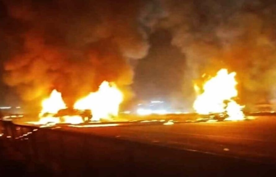 ಬಸ್ ಲಾರಿ ಮಧ್ಯ ಹಿರಿಯೂರು ಬಳಿ ಭೀಕರ ಅಪಘಾತ, ಶಿವಮೊಗ್ಗಕ್ಕೆ‌ ತೆರಳುತ್ತಿದ್ದ ಖಾಸಗಿ ಬಸ್ಸಿಗೆ ಬೆಂಕಿ ಹಲವು ಮಂದಿ ಸಾವು