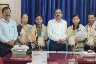 ಪ್ರಥಮ ಸ್ಥಾನ ಪಡೆದ ಇಬ್ಬರು ವಿದ್ಯಾರ್ಥಿನಿಯರನ್ನು ಅಭಿನಂದಿಸಿದ ಡಿಡಿಪಿಐ