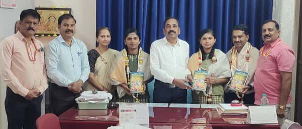 ಪ್ರಥಮ ಸ್ಥಾನ ಪಡೆದ ಇಬ್ಬರು ವಿದ್ಯಾರ್ಥಿನಿಯರನ್ನು ಅಭಿನಂದಿಸಿದ ಡಿಡಿಪಿಐ