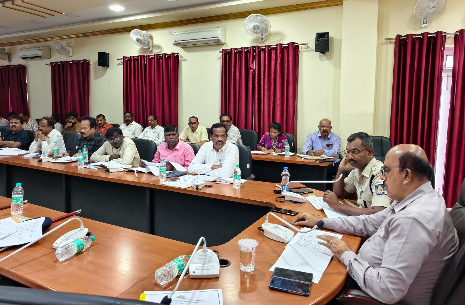 ಸಭೆಯಲ್ಲಿ ನಾವೇನು ಭಜನೆ ಮಾಡಲು ಸೇರುತ್ತೇವೆಯೇ -ಡಿಸಿ ಆಕ್ರೋಶ