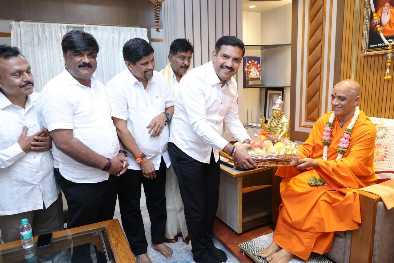 ಡಾ.ನಿರ್ಮಲಾನಂದನಾಥ ಸ್ವಾಮೀಜಿ ಅವರ ಆಶೀರ್ವಾದ ಪಡೆದ ವಿಜಯೇಂದ್ರ