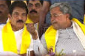 ಸಿದ್ದರಾಮಯ್ಯ-ಕೆಸಿ ವೇಣುಗೋಪಾಲ್ ಅವರು ವೇದಿಕೆಯಲ್ಲೇ ಗುಸುಗುಸು ಮಾತುಕತೆ