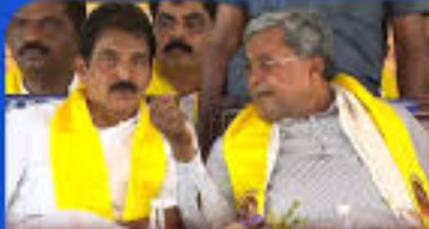 ಸಿದ್ದರಾಮಯ್ಯ-ಕೆಸಿ ವೇಣುಗೋಪಾಲ್ ಅವರು ವೇದಿಕೆಯಲ್ಲೇ ಗುಸುಗುಸು ಮಾತುಕತೆ