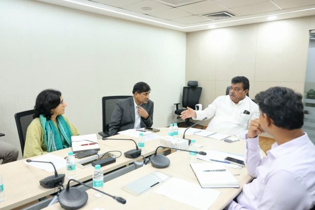 ಕೈಗಾರಿಕಾ, ಕೆಐಎಡಿಬಿ ಅಧಿಕಾರಿಗಳೊಂದಿಗೆ ಮಹತ್ವದ ಸಭೆ ನಡೆಸಿದ ಎಂ.ಬಿ ಪಾಟೀಲ್