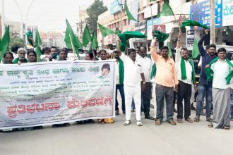 ಮೆಕ್ಕೆಜೋಳ ಖರೀದಿ ಕೇಂದ್ರ ವಿವಿ ಸಾಗರಕ್ಕೆ ಭದ್ರತೆ ಒದಗಿಸಲು ಒತ್ತಾಯಿಸಿ ಪ್ರತಿಭಟನೆ