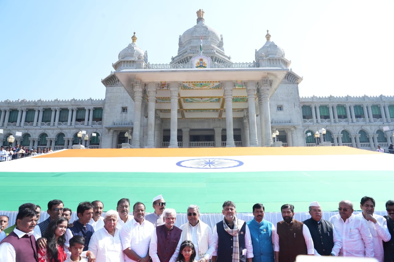 ಜಗತ್ತಿನ 2ನೇ ಅತಿ ದೊಡ್ಡ ಖಾದಿ ತ್ರಿವರ್ಣ ಧ್ವಜ ಅನಾವರಣಗೊಳಿಸಿದ ಸಿಎಂ-ಡಿಸಿಎಂ