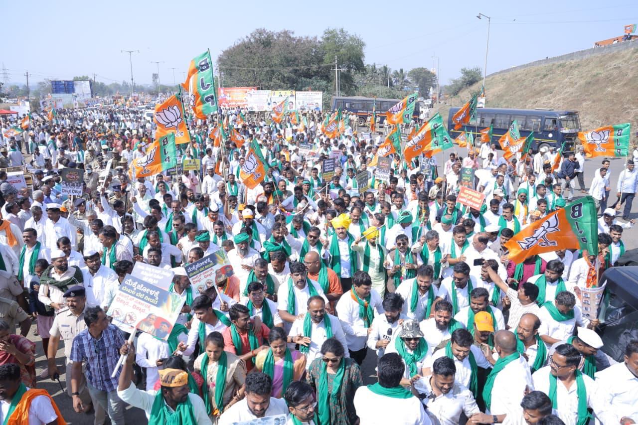 ಕಾಂಗ್ರೆಸ್ ಸರ್ಕಾರದ ವಿರುದ್ಧ ಮೊಳಗಿದ ಅನ್ನದಾತರ ರಣಕಹಳೆ