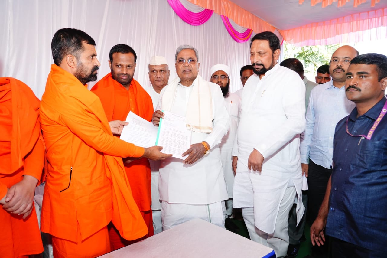 ಸಿಎಂ ಭೇಟಿ ಮಾಡಿದ ವಾಲ್ಮೀಕಿ ಸ್ವಾಮೀಜಿ