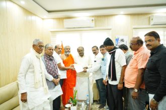 ಕನಕ ಗುರುಪೀಠದ ಸ್ವಾಮೀಜಿ ಆಶೀರ್ವಾದ ಪಡೆದ ಕುಮಾರಸ್ವಾಮಿ