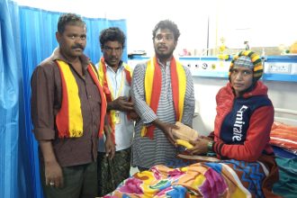 ಆಸ್ಪತ್ರೆಯ ಬಡ ರೋಗಿಗಳಿಗೆ ಹಣ್ಣು ಬ್ರೆಡ್ ವಿತರಣೆ