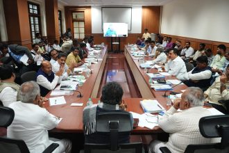 ಶಾಸಕರು, ಅಧಿಕಾರಿಗಳೊಂದಿಗೆ ಸಭೆ ಮಾಡಿದ ಡಿ.ಕೆ ಶಿವಕುಮಾರ್