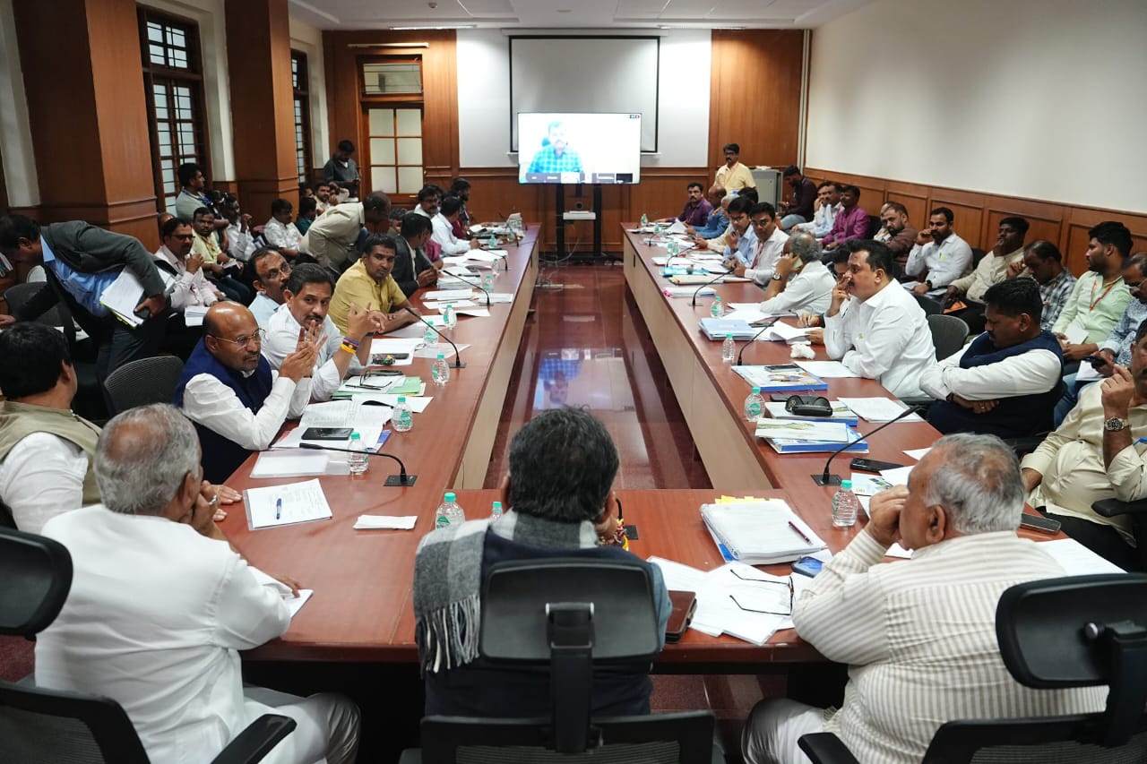 ಶಾಸಕರು, ಅಧಿಕಾರಿಗಳೊಂದಿಗೆ ಸಭೆ ಮಾಡಿದ ಡಿ.ಕೆ ಶಿವಕುಮಾರ್