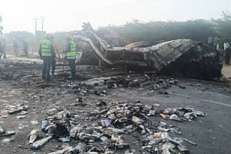 ಜವರಾಯನ ರೂಪದಲ್ಲಿ ಬಂದ ಕಂಟೈನರ್ ಲಾರಿ, ಸುಟ್ಟು ಕರಕಲಾದ 6 ಮಂದಿ