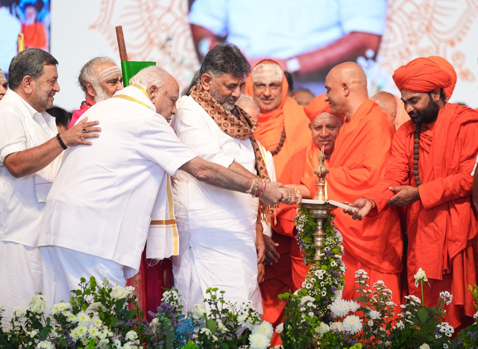 ಸರಳ ಸಜ್ಜನಿಕೆ ರಾಜಕಾರಣಿ ಶಾಮನೂರು ಶಿವಶಂಕರಪ್ಪಗೆ ಭಾವಪೂರ್ಣ ನಮನ ಸಲ್ಲಿಸಿ ಡಿಕೆ ಶಿವಕುಮಾರ್