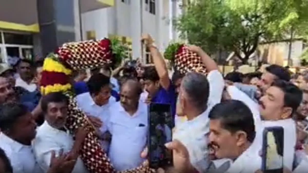 ಕುಮಾರಸ್ವಾಮಿ ಅವರ ಹುಟ್ಟುಹಬ್ಬಕ್ಕೆ ಚಿನ್ನದ ಸರ ಊಡುಗೊರೆ ನೀಡಿದ ಅಭಿಮಾನಿ