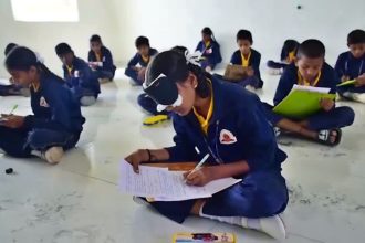 ಕಣ್ಣಿಗೆ ಬಟ್ಟೆ ಕಟ್ಟಿಕೊಂಡು ಪರೀಕ್ಷೆ ಬರೆದ ವಿದ್ಯಾರ್ಥಿನಿ