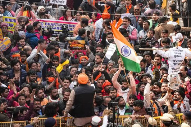 ಹಿಂದೂ ಯುವಕನ ಹತ್ಯೆ, ದೆಹಲಿಯ ಬಾಂಗ್ಲಾ ಹೈಕಮಿಷನ್​ ಕಚೇರಿ ಎದುರು ಬೃಹತ್ ಪ್ರತಿಭಟನೆ