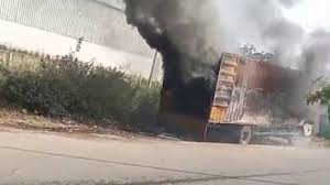 ಬೈಕ್ ತುಂಬಿದ್ದ ಲಾರಿಗೆ ಬೆಂಕಿ, 40 ಬೈಕ್ ಭಸ್ಮ