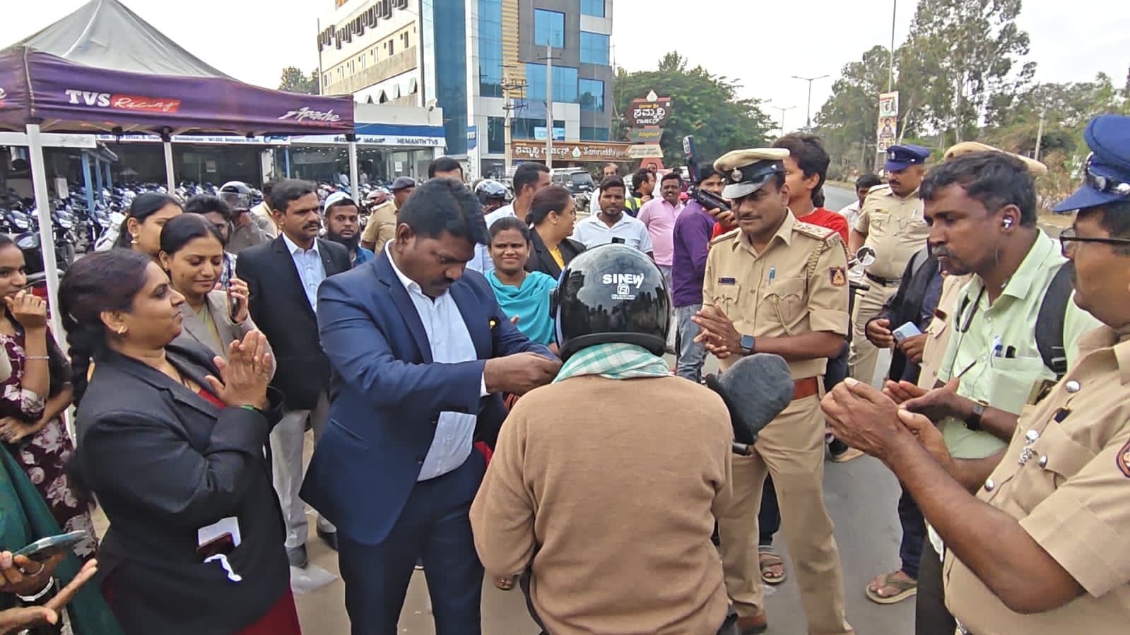 ಕಡ್ಡಾಯವಾಗಿ ಹೆಲ್ಮೆಟ್ ಧರಿಸಿ ಜೀವ ಉಳಿಸಿಕೊಳ್ಳಿ ಅರಿವು ಕಾರ್ಯಕ್ರಮ