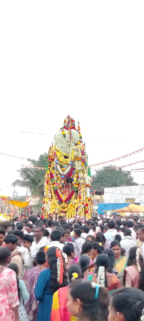 ಬೇತೂರು ಶ್ರೀದೇವಿ ಹೂವಿನ ತೇರಿಗೆ ಹರಿದು ಬಂದ ಜನಸಾಗರ