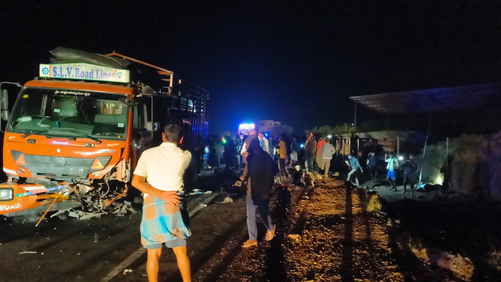 ಹಿರಿಯೂರು ಸಮೀಪ ಭೀಕರ ಅಪಘಾತ 4 ಮಂದಿ ಯುವಕರ ಸಾವು