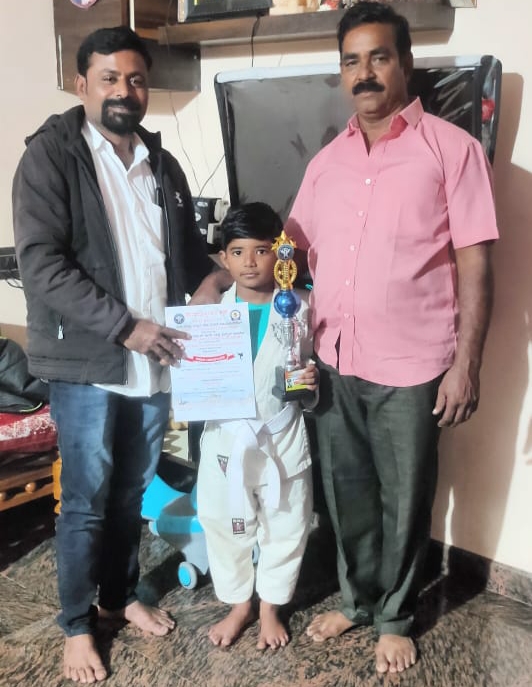 ಕರಾಟೆ ಪಂದ್ಯಾವಳಿಯಲ್ಲಿ 2ನೇ ಸ್ಥಾನ ಪಡೆದ ವಿದ್ಯಾರ್ಥಿ ಧನುಷ್ ಮೋದಿ