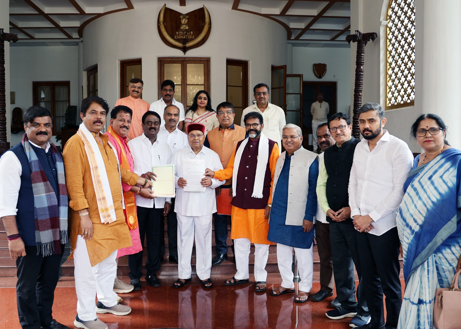 ರಾಜ್ಯಪಾಲರ ಭೇಟಿ ಮಾಡಿ ದೂರು ನೀಡಿದ ಬಿಜೆಪಿ ನಿಯೋಗ