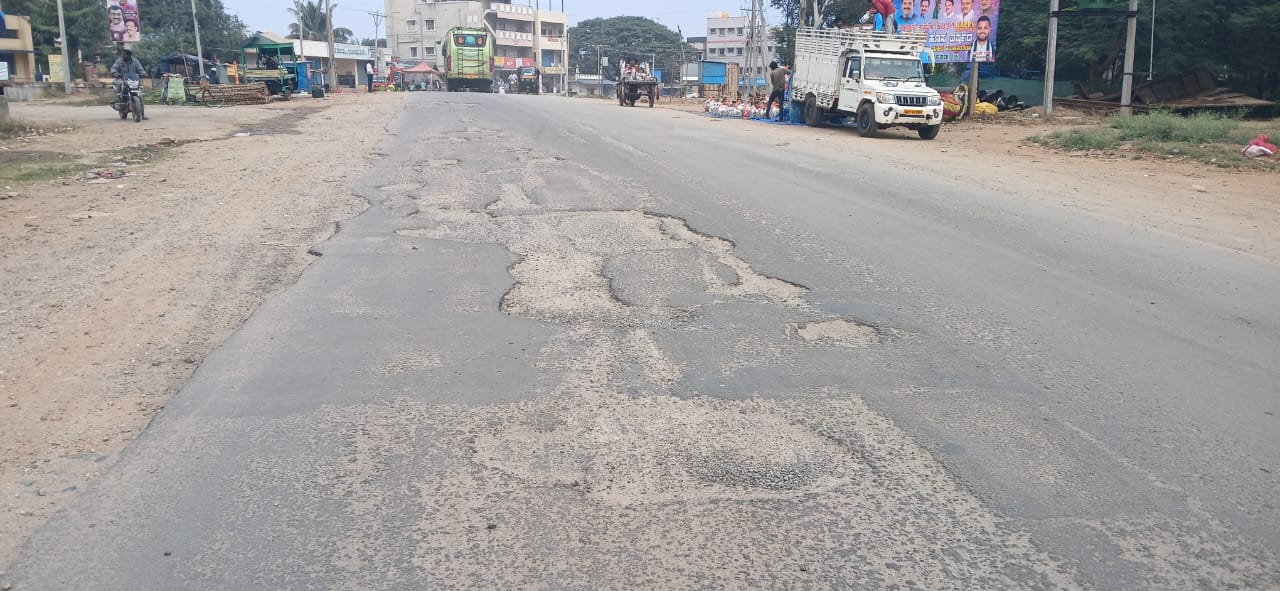 ತಗ್ಗು ಗುಂಡಿ ಮುಚ್ಚಲು ಸಾರ್ವಜನಿಕರ ಒತ್ತಾಯ