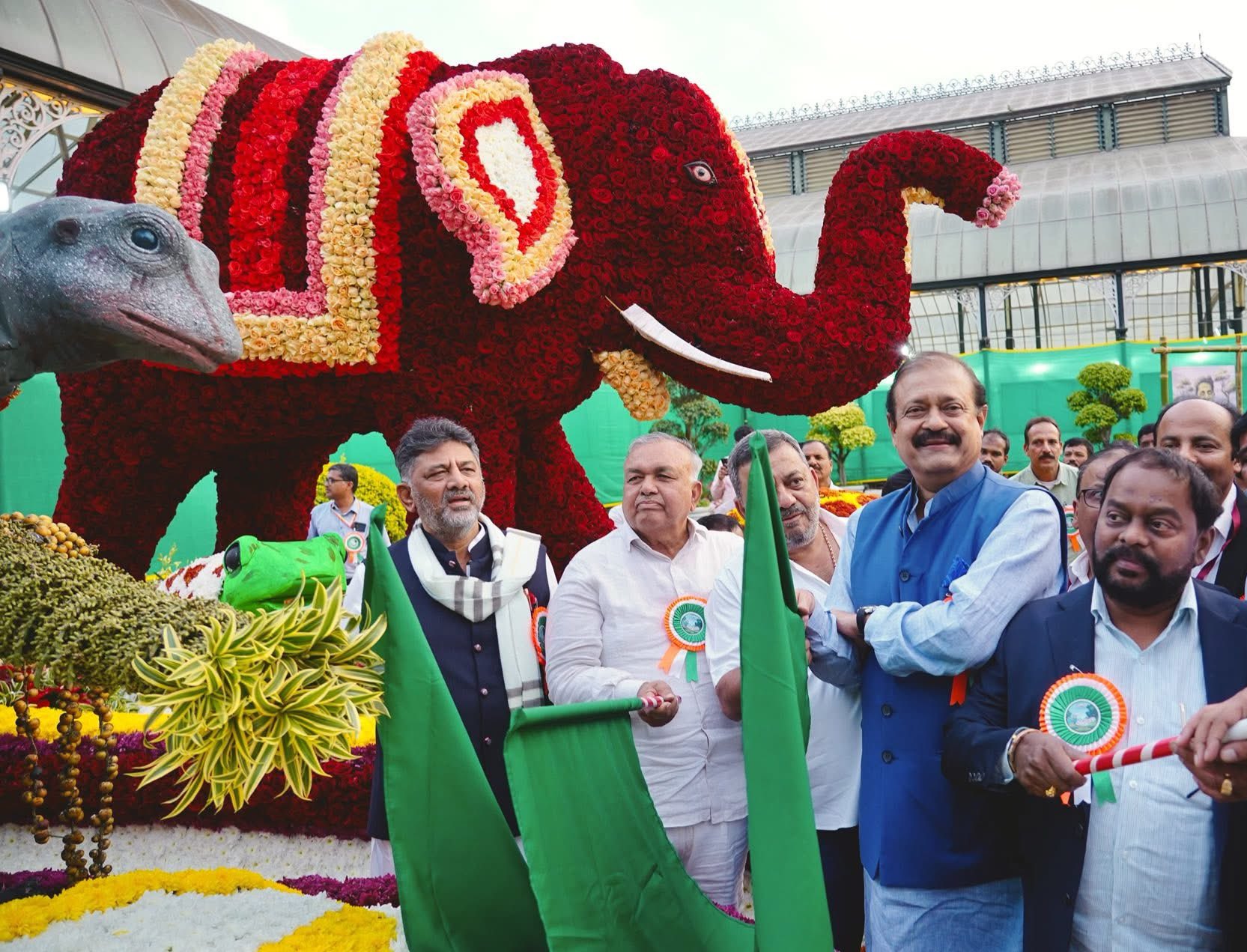 ಫಲಪುಷ್ಪ ಪ್ರದರ್ಶನಕ್ಕೆ ಚಾಲನೆ ನೀಡಿದ ಡಿಸಿಎಂ, ಸಚಿವರುಗಳು