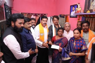 ಮೃತ ರಾಜಶೇಖರ ರೆಡ್ಡಿ ನಿವಾಸಕ್ಕೆ ಭೇಟಿ ನೀಡಿ 10 ಲಕ್ಷ ಆರ್ಥಿಕ ನೆರವು ನೀಡಿದ ಬಿಜೆಪಿ