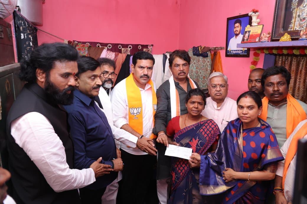 ಮೃತ ರಾಜಶೇಖರ ರೆಡ್ಡಿ ನಿವಾಸಕ್ಕೆ ಭೇಟಿ ನೀಡಿ 10 ಲಕ್ಷ ಆರ್ಥಿಕ ನೆರವು ನೀಡಿದ ಬಿಜೆಪಿ