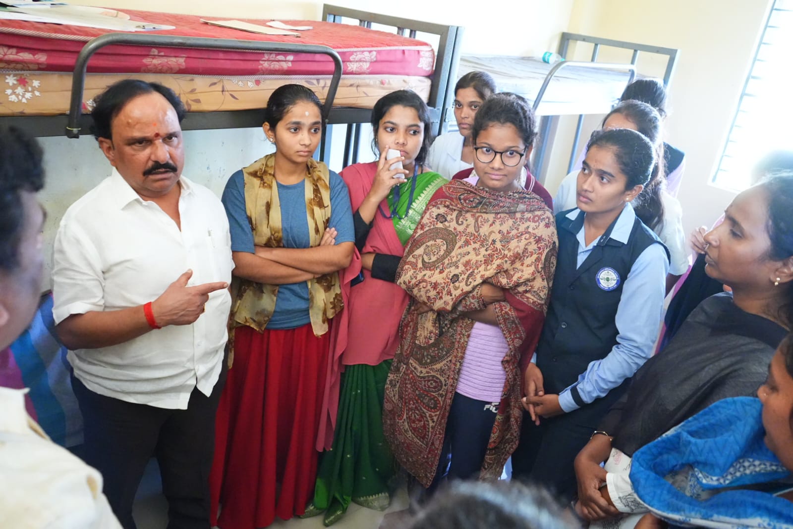 ಮಹಿಳಾ ವಾರ್ಡನ್ ಅಮಾನತಿಗೆ ಜಿಲ್ಲಾ ಸಚಿವರ ಸೂಚನೆ