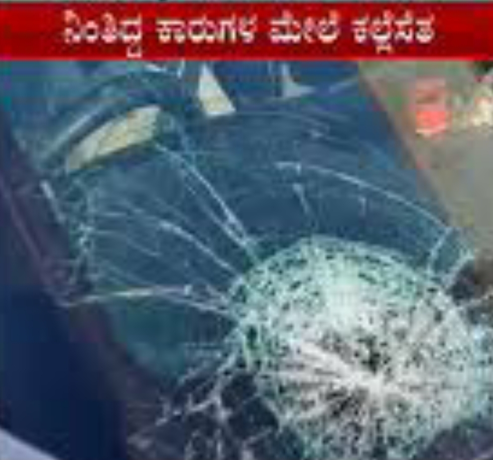 ಕಾರುಗಳ ಮೇಲೆ ಕಲ್ಲು ತೂರಾಟ ಮಾಡುವ ದುಷ್ಕರ್ಮಿ