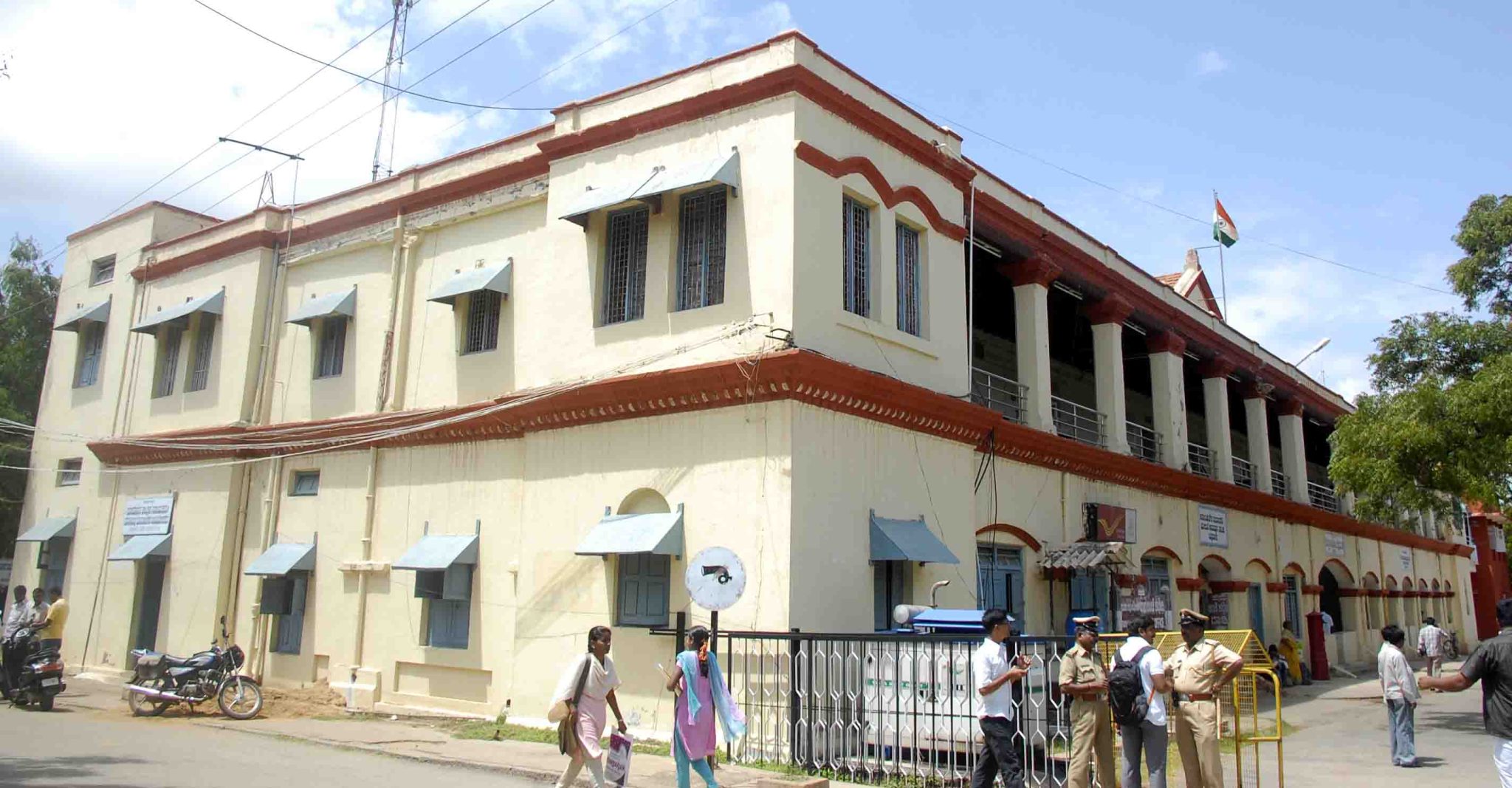 ಡಿಸಿ ಕಚೇರಿ ಹೆಸರಲ್ಲಿ ಮೂರ್ಮೂರು ಕಡೆ ಕಟ್ಟಡ ನಿರ್ಮಿಸಿದರೆ ಸರ್ಕಾರಕ್ಕೆ ಆರ್ಥಿಕ ಹೊರೆ ಅಲ್ಲವೇ?