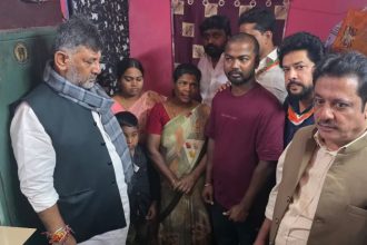 ಕಾಂಗ್ರೆಸ್​ ಕಾರ್ಯಕರ್ತ ರಾಜಶೇಖರ್ ಮನೆಗೆ ಭೇಟಿ ನೀಡಿ ಸಾಂತ್ವನ ಹೇಳಿದ ಡಿಕೆ ಶಿವಕುಮಾರ್