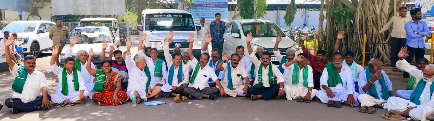 ಸಾರಿಗೆ ಬಸ್‌ಗಳು ಬೈಪಾಸ್‌ನಲ್ಲಿ ಸಂಚರಿಸುವುದನ್ನು ವಿರೋಧಿಸಿ ರೈತ ಸಂಘದಿಂದ ಪ್ರತಿಭಟನೆ 