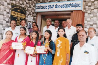 ಪ್ರಬಂಧ ಸ್ಪರ್ಧಾ ವಿಜೇತರಾದವರಿಗೆ ನಗದು ಬಹುಮಾನ ವಿತರಣೆ