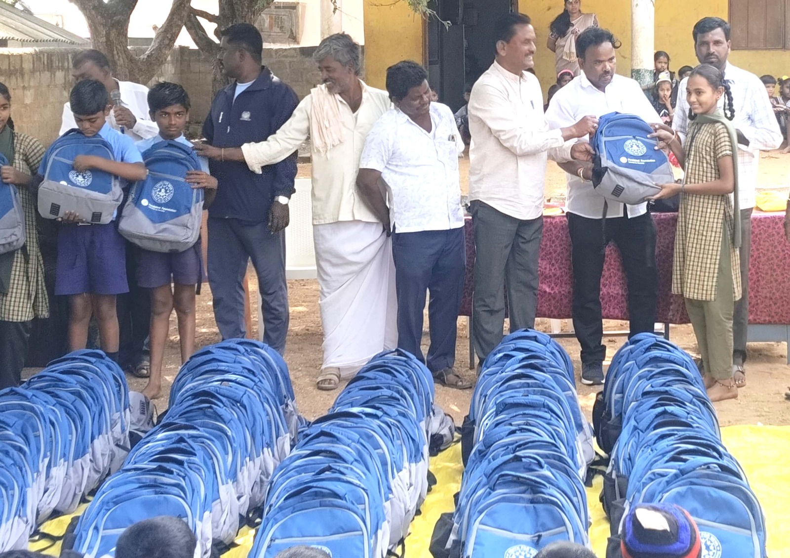 ಸೊಂಡೆಕೆರೆ ಸರ್ಕಾರಿ ಶಾಲಾ ಮಕ್ಕಳಿಗೆ ಬ್ಯಾಗ್ ವಿತರಣೆ