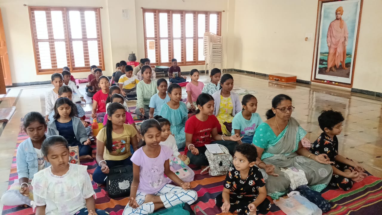 ಮಕ್ಕಳಿಂದ ಸ್ವಾಮಿ ವಿವೇಕಾನಂದರ ಶಕ್ತಿಮಂತ್ರ ಪಠಣ    